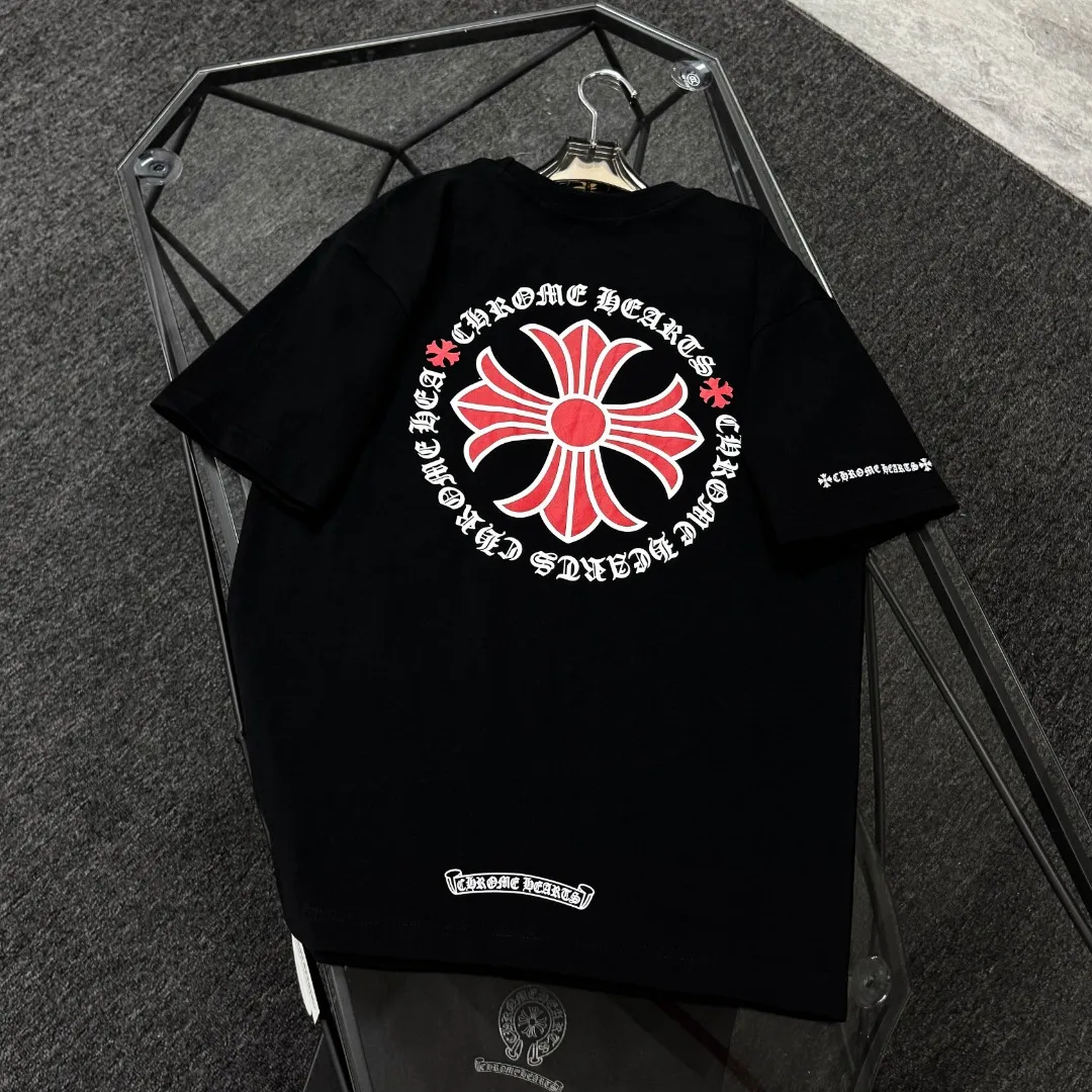 P170 Chrome Hearts 25 high-end versions. The fabric is made of 300 grams of high-density pure cotton. It does not deform or shrink. It has three labels. It is the same style for men and women. Technology: suede foaming + digital printing. Color: white, black. SIZE: S-XL.